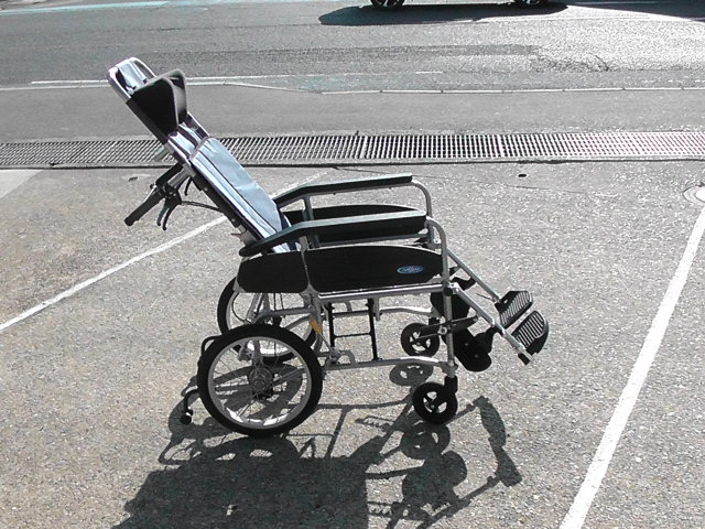 日進医療器　フルリクライニング式　介助式車いす