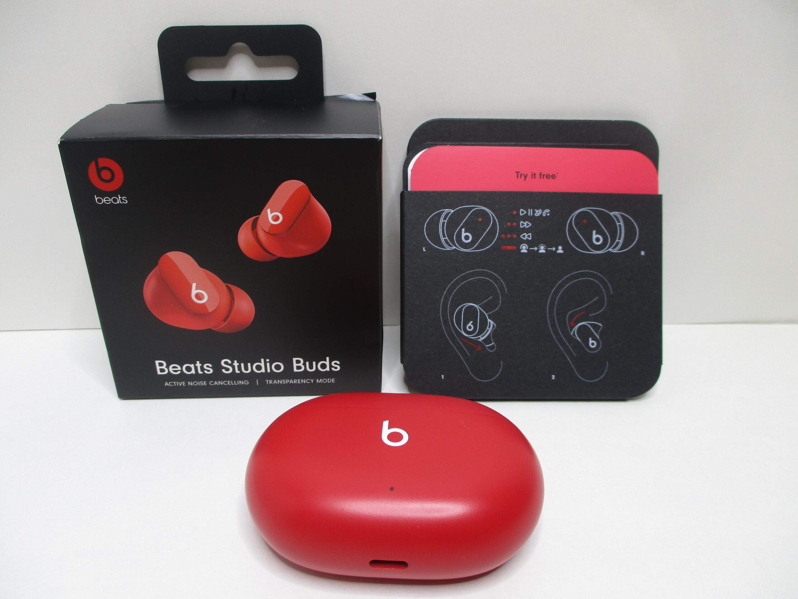 beats ワイヤレスイヤホン　BeatsStudioBuds レッド